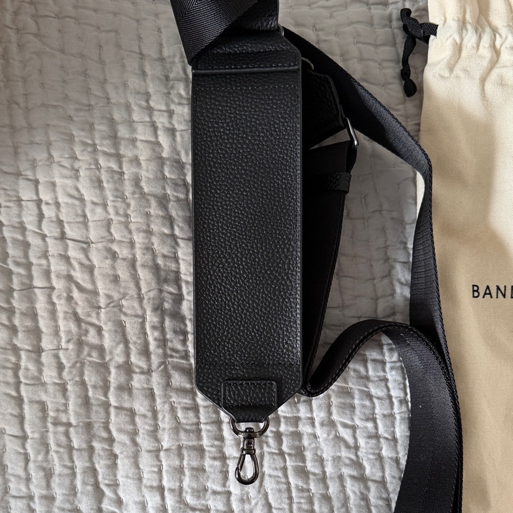 BANDOLIER Lana Glasses Strap
ADJUSTABLE CROSSBODY GLASSES POUCH IN BLACK/PEWTER - Picture 7 of 12